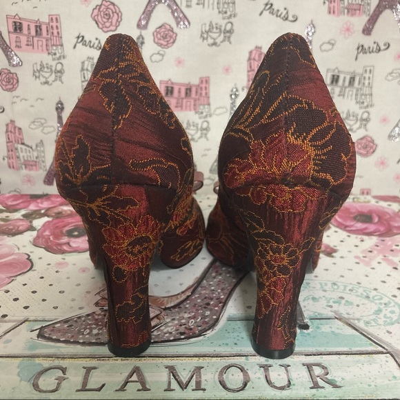 BCBGirls Vintage RARE Women’s Satin Brocade Floral Closed Toe Pumps Size 7 - Picture 9 of 14